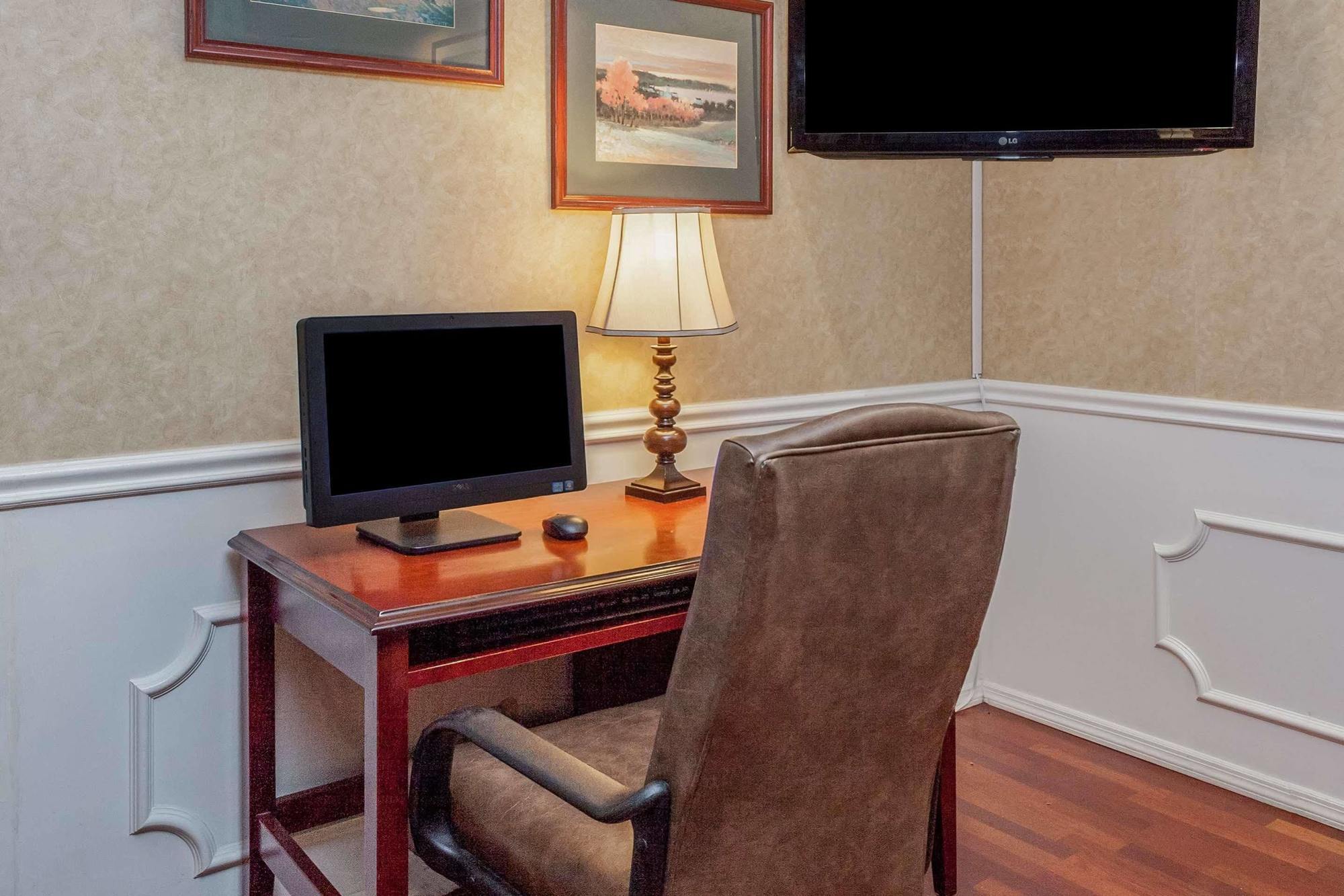 Red Roof Inn & Suites Calhoun Extérieur photo