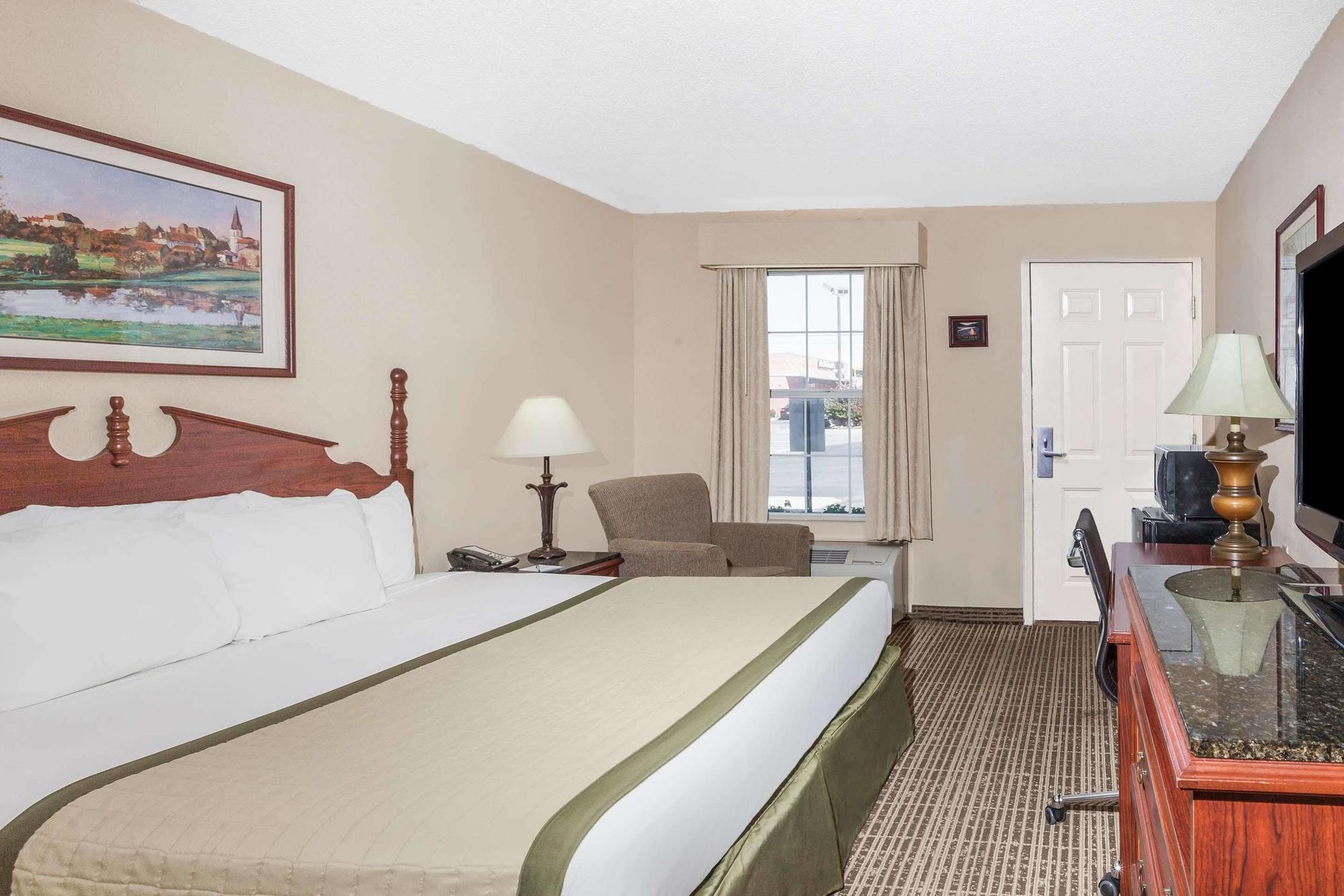 Red Roof Inn & Suites Calhoun Extérieur photo
