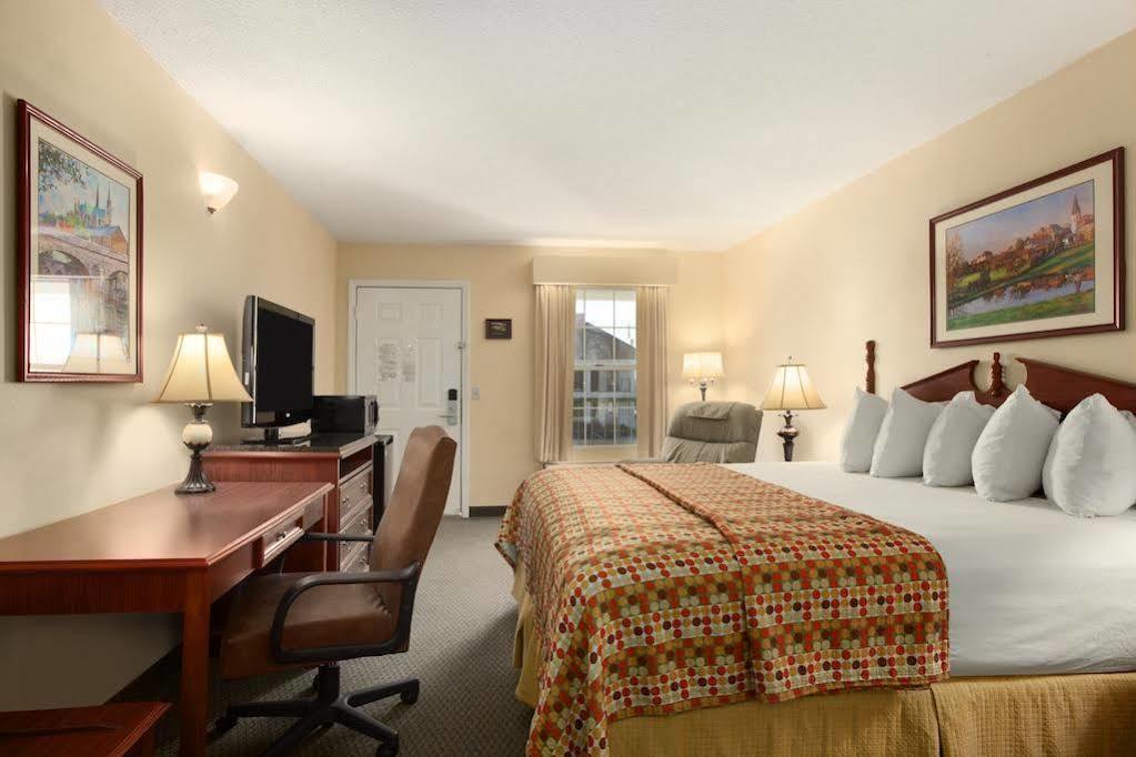 Red Roof Inn & Suites Calhoun Extérieur photo